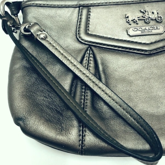 COACH MADISON LEATHER LARGE CAPACITY WRISTLET - Picture 3 of 9